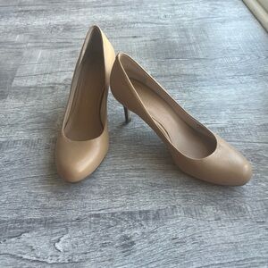 Banana Republic Tan Pumps